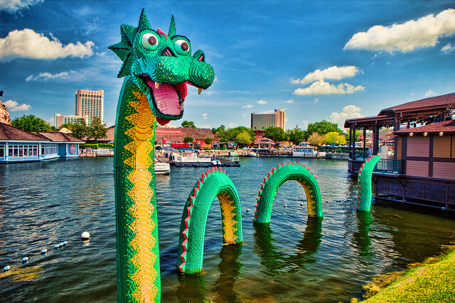 Escultura de um Dragão feito de LEGO em Orlando.