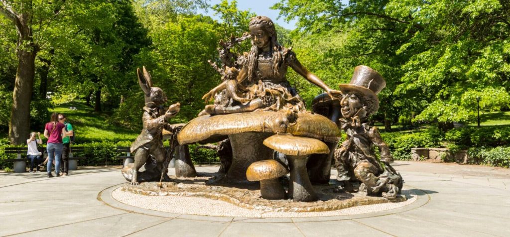 Foto da Alice in Wonderland Statue, no Central Park em Nova York.