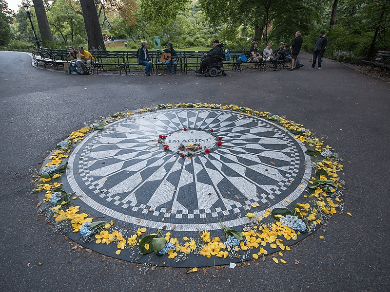 Foto do memorial "Strawberry Fields Memorial" no Central Park em New York.
